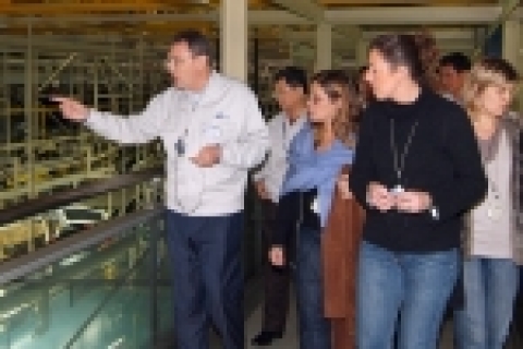 르노삼성자동차 장 마리 위르띠제 사장이 주재원 가족들에게 부산공장을 안내하고 있다.