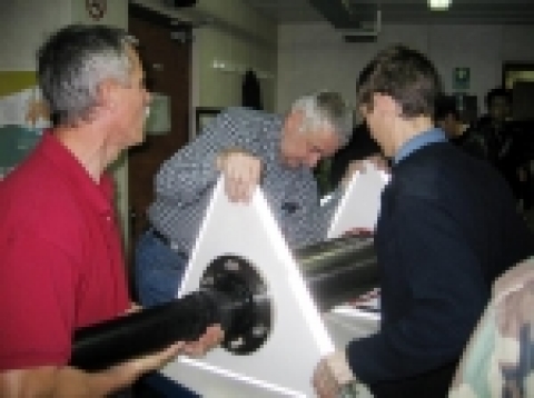 해저에 설치하기 전, 선상에서 조립된 해저지진계