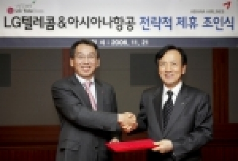 LG텔레콤 정일재 사장(左)과 아시아나항공 강주안 사장(右)이 주요 사업부분간 마케팅 효과 극대화를 위한 전략적 제휴 조인식을 맺고 악수하고 있다.