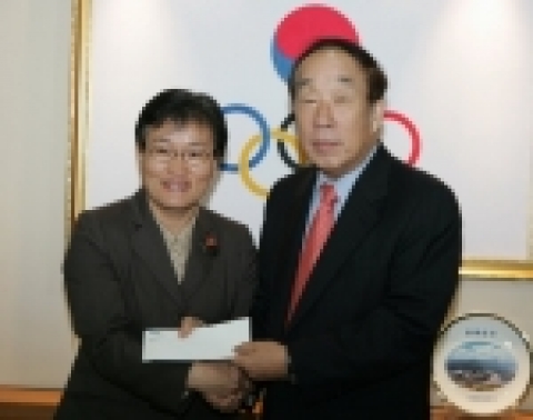 박용성 국제올림픽위원회(IOC) 위원이 21일 태릉선수촌을 방문, 1억 원의 훈련지원금을 이에리사 태릉선수촌장에게 전달했다.  