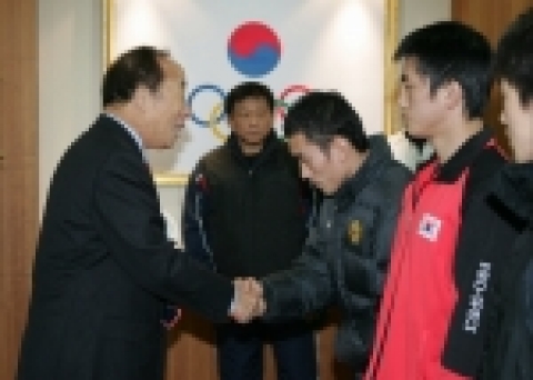 제15회 카타르 도하 아시안게임에 참가할 한국선수단을 격려하고 있는 박용성 IOC 위원.