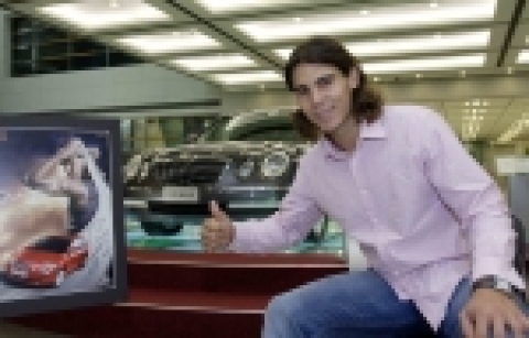 기아자동차가 현대카드 수퍼매치 경기 참가를 위해 방한한 세계적 테니스스타 라파엘 나달, 로저 페더러 선수의 의전차량으로 『뉴오피러스』를 제공했다. 사진은 최근 기아차 테니스 홍보대