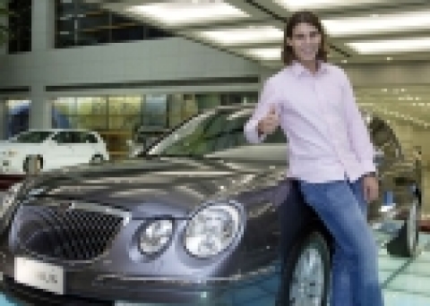 기아자동차가 현대카드 수퍼매치 경기 참가를 위해 방한한 세계적 테니스스타 라파엘 나달, 로저 페더러 선수의 의전차량으로 『뉴오피러스』를 제공했다. 사진은 최근 기아차 테니스 홍보대사로 임명된 라파엘 나달 선수가 21일 기아차 양재사옥을 방문하여 뉴오피러스와 포즈를 취한 모습.