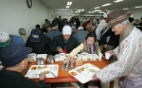 포스코가 운영 중인 무료급식소 ‘포스코 나눔의 집’이 문을 연지 2년 7개월 만인 지난 16일 이용객 30만명을 돌파하였다.