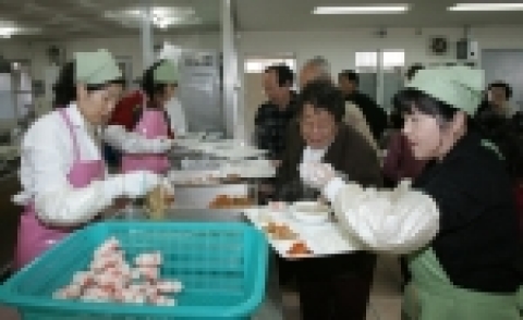 포스코가 운영 중인 무료급식소 ‘포스코 나눔의 집’이 문을 연지 2년 7개월 만인 지난 16일 이용객 30만명을 돌파하였다.