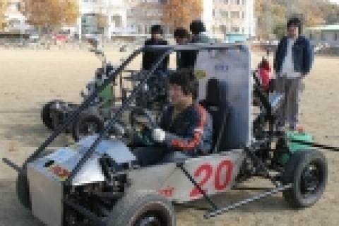 자신들이 제작한 자동차를 운전하는 학생들