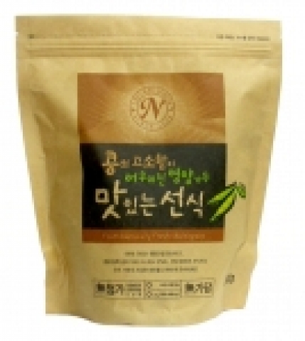 내추럴하우스 오가닉은 콩을 비롯한 13가지의 국산 친환경 곡물로 만들어 식사대용식으로 즐길 수 있는 ‘콩의 고소함이 어우러진 영양 가득 맛있는 선식’을 출시했다.