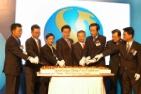 홍콩 IB센터 개점 축하 떡 커팅모습. 좌에서 네번째 이 강 홍콩주재 중국 부대표, 좌에서 다섯번째 신한은행 신상훈 은행장, 좌에서 여섯번째 조환복 총영사 