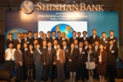 홍콩 초청인사들 및 신한은행 신상훈 은행장 및 임직원, 홍콩IB센터 직원 및 현지직원들과의 기념촬영 모습  