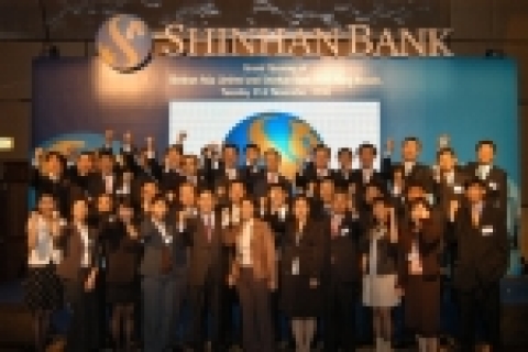 홍콩 초청인사들 및 신한은행 신상훈 은행장 및 임직원, 홍콩IB센터 직원 및 현지직원들과의 기념촬영 모습  