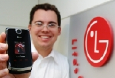 LG전자(대표: 金雙秀 / www.lge.com)는 미국 시장에 전면에 터치센스 기술을 적용해 평면의 고급스러움과 심플함을 강조한 ‘초콜릿 폴더(모델명: LG-VX8600)’를 선