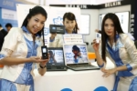 22일 코엑스에서 개막된 `VoIP/IP 멀티미디어 월드 2006'에 참가한 세계적인 인터넷전화 스카이프가 선보인 최첨단 인터넷전화 기기들을 도우미들이 시연해 보이고 있다
