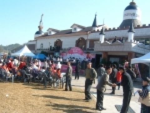 한국철도공사(사장 이철)는 이달 30일 국산 와인 ‘샤또마니(Chateau Mani)’를 생산하는 와인코리아(주)와 업무협약을 맺고 이날부터 이색 테마열차 와인트레인(Wine-tr