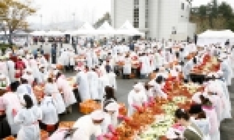 현대중공업이 11월 22일(수) 오전 10시부터 울산 서부축구장(동구 서부동)에서 ‘사랑의 김장담그기’ 행사를 개최한다.