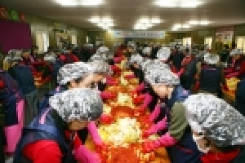 경남은행사랑나눔재단과 마산시여성단체협의회가 함께 추진하는 ‘사랑의 김장 담그기’에 참가한 250명의 여성단체 회원 및 경남은행 봉사단들이 김장김치를 버무리고 있다. 