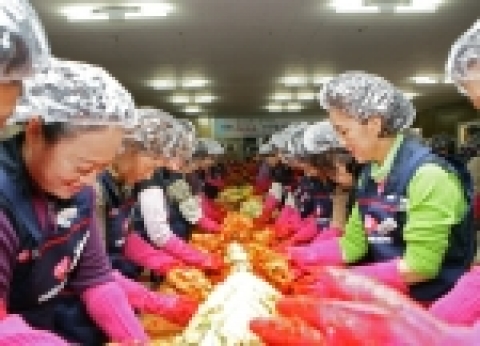 경남은행사랑나눔재단과 마산시여성단체협의회가 함께 추진하는 ‘사랑의 김장 담그기’에 참가한 250명의 여성단체 회원 및 경남은행 봉사단들이 김장김치를 버무리고 있다. 