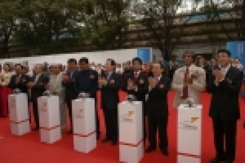 정세균 산업자원부 장관은 2006. 11.22(현지시간)인도 뭄바이에서 ‘2006 인도 세계일류 한국상품전’을 개최해 120개 한국 업체의 우수상품을 선보였다.