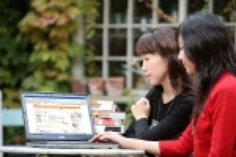 싸이월드는 대한민국 전자책 대표기업 북토피아와 제휴, 도서 관련 정보를 총집합한 ‘책서비스’를 개설했다고 23일 밝혔다.