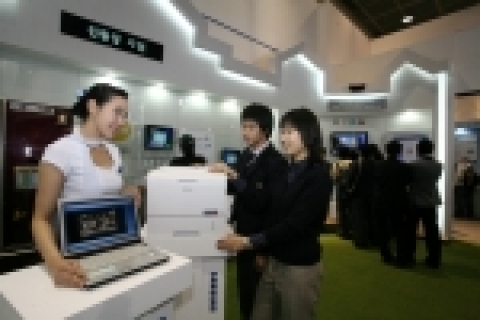 삼성전자는 11월 23일부터 26일까지 서울 COEX 대서양홀에서 개최되는 2006년 친환경상품 전시회에 14개 제품군, 32개 모델의 친환경 제품을 대거 선보였다.