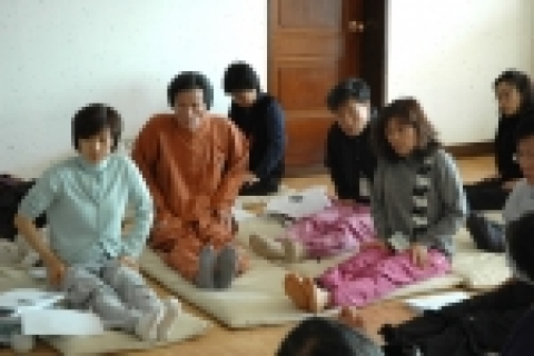 한국건강연대 워크숍에 실습중인 참가자들