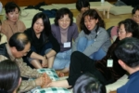 한국건강연대 워크숍에 실습중인 참가자들