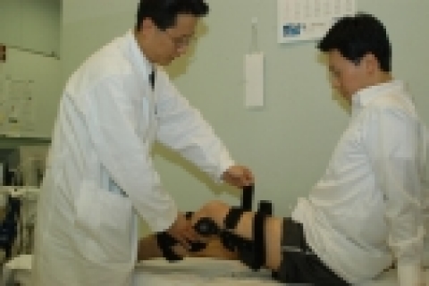 무릎십자인대 부상을 당한 환자가 십자인대파열보조기를 착용하고 있는 모습.