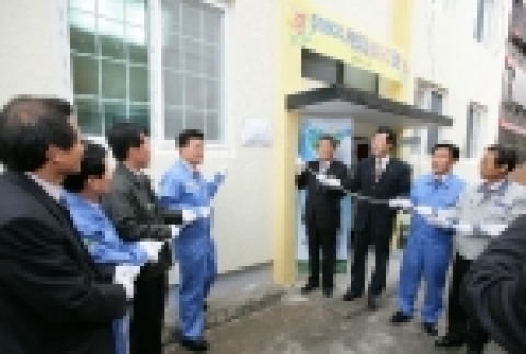 포항제철소가 제철소 인근 기초수급세대를 대상으로 실시하고 있는 ‘사랑의 집 고쳐주기’의 첫 번째 수혜세대가 23일 완공되었다.