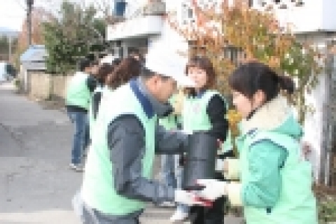 서울체신청은 11월 23일 성남시 중원구 성남동에 사는 기초생활수급자 및 저소득층 20가구에 연탄 4,000장을 전달했다.
