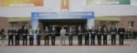 전시장입구에서 개막커팅을 하는 주요참서자들
(오른쪽에서 7번째 선문대 김봉태 총장)