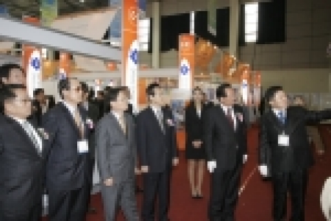 개막식 참가자들이 전시장을 둘러보고있다.
(오른쪽2번째부터 강희복 아산시장, 김봉태 선문대 총장, 단국대 부통장, 이승환 협력단장, 