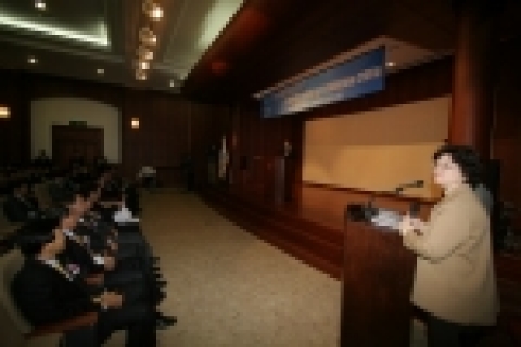 개막식에서 통역을 하고 있는 김린 선문대 교수