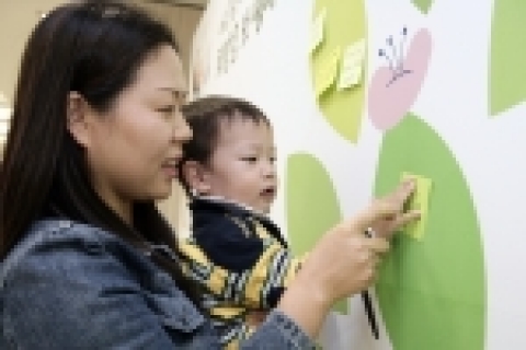 ‘다솜이 작은 숨결 살리기’ 기금에 기부한 인천지역 기부자들과 이른둥이(미숙아) 홍보가족이 다 함께 ‘아름다운 이야기- 사랑으로 희망으로’ 주제의 삽화에 직접 색칠하고 있다.