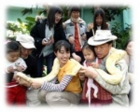 무시무시한 뱀과 함께 사진을...