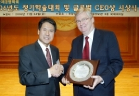 닉 라일리(Nick Reilly) GM 아시아 태평양 지역 사장 겸 GM DAEWOO 이사회 회장(오른쪽)이 한국 국제 경영학회 한충민 회장(한양대 교수, 왼쪽)으로부터 '