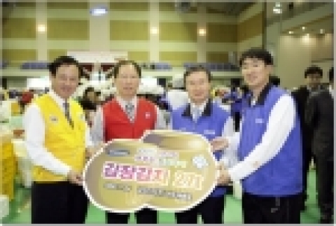 삼성전자는 오늘 반도체 기흥사업장에서 임직원과 경기도 용인·화성 지역 자원봉사자 등이 참여한 가운데 '제10회 사랑나눔 김장축제'를 열었다. 왼쪽부터 화성시 이재