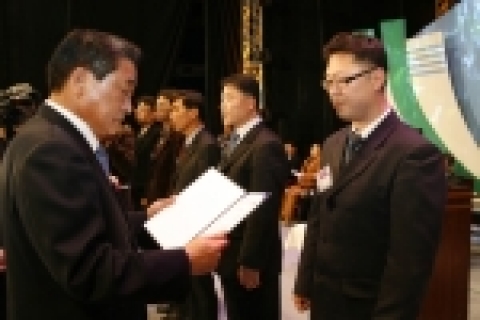 ‘제14회 의용소방상 시상식’에서 김명현 한국소방안전협회장이 격려상을 시상하고 있다. 