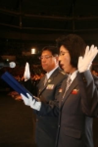 전국의용소방대원 남·여대표가 결의문을 낭독하고 있다.