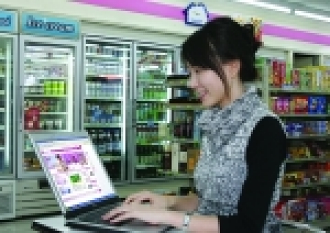 하나로텔레콤 초고속인터넷 <하나포스>의 무선인터넷 서비스에 가입한 고객이 ‘하나포스 프리존’인 미니스톱에서 무선인터넷을 통해 각종 정보를 검색하고 있다. 