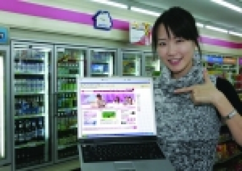 하나로텔레콤 초고속인터넷 <하나포스>의 무선인터넷 서비스에 가입한 고객이 ‘하나포스 프리존’인 미니스톱에서 무선인터넷을 통해 각종 정보를 검색하고 있다. 