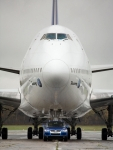 폭스바겐 투아렉 V10 TDI 보잉 747기를 끌다