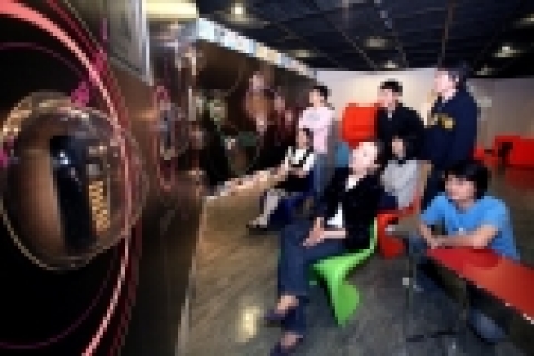 삼성전자가 미술 전시회장에서 휴대폰을 이용한 '아트 마케팅'을 시도하고 있다. 예술의전당에서 시대에 따른 시공간 이동의 변화과정을 상징적으로 보여주는 다양한 제품