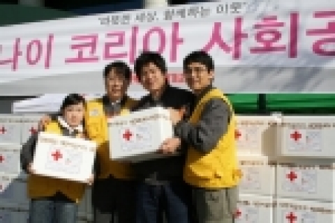 린나이코리아는 ‘2006 사랑의 김치 나눔’ 행사에 참가, 지난 25일 린나이 서울 사옥 앞 광장에서 총 1,000포기(2,000kg)의 김치를 담아 불우이웃에 전달 했다고 밝혔다.