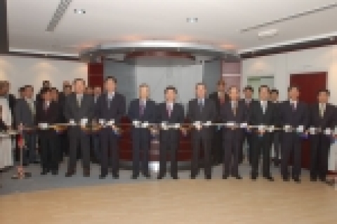 두산중공업 이남두 사장(왼쪽에서 다섯번째) 등이 참석한 가운데 두바이 담수R&D센터 개소식을 가졌다.