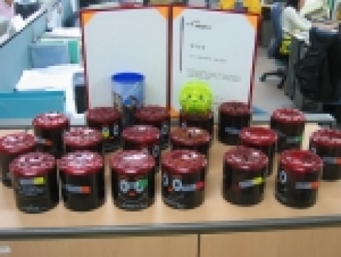 한빛소프트의 봉사동아리 검은봉다리 회원들이 모아 온 20개의 연탄 저금통