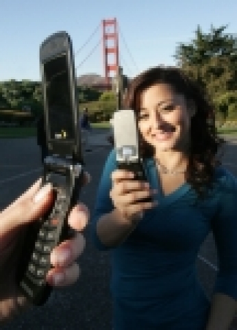 28일 미국 샌프란시스코 금문교에서 관광객이 미국 휴대폰시장에서 가장 얇은 폴더형 슬림폰인 삼성전자 M610으로 사진을 찍고 있다. M610은 11.9mm 초슬림 디자인으로 200