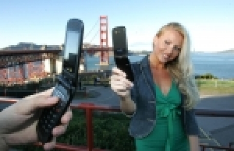 28일 미국 샌프란시스코 금문교에서 관광객이 미국 휴대폰시장에서 가장 얇은 폴더형 슬림폰인 삼성전자 M610으로 사진을 찍고 있다. M610은 11.9mm 초슬림 디자인으로 200