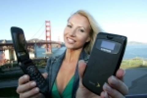 28일 미국 샌프란시스코 금문교에서 관광객이 미국 휴대폰시장에서 가장 얇은 폴더형 슬림폰인 삼성전자 M610을 보여주고 있다. M610은 11.9mm 초슬림 디자인으로 200만화소