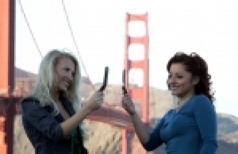 28일 미국 샌프란시스코 금문교에서 관광객이 미국 휴대폰시장에서 가장 얇은 폴더형 슬림폰인 삼성전자 M610으로 사진을 찍고 있다. M610은 11.9mm 초슬림 디자인으로 200