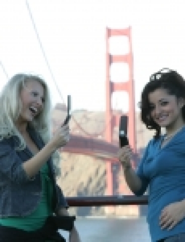 28일 미국 샌프란시스코 금문교에서 관광객이 미국 휴대폰시장에서 가장 얇은 폴더형 슬림폰인 삼성전자 M610으로 사진을 찍고 있다. M610은 11.9mm 초슬림 디자인으로 200