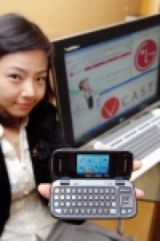 LG전자는 미국 최대 CDMA 사업자인 버라이즌 와이어리스(Verizon Wireless)社를 통해 쿼티(QWERTY) 자판을 장착한 프리미엄 멀티미디어 휴대폰 ‘엔비(enV, 모